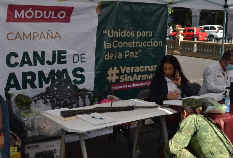 Continúa el canje de Armas por parte de elementos de la SEDENA en el parque Juárez de la Ciudad de Xalapa hoy se recibieron algunos cartuchos y una escopeta como parte de este programa.