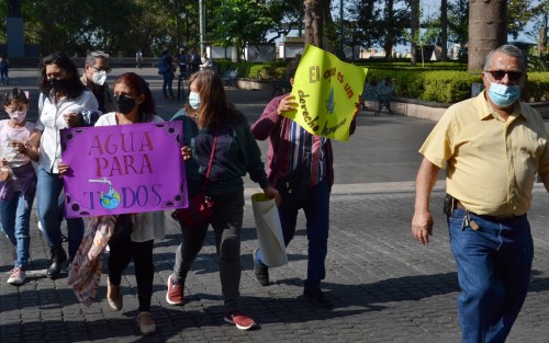 Personal del ayuntamiento de Xalapa se encuentra atento ante cualquier manifestación que se acerque al palacio municipal, en cuanto estos llegan rápidamente son metidos para ser atendidos.