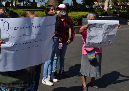 Personal del ayuntamiento de Xalapa se encuentra atento ante cualquier manifestación que se acerque al palacio municipal, en cuanto estos llegan rápidamente son metidos para ser atendidos.