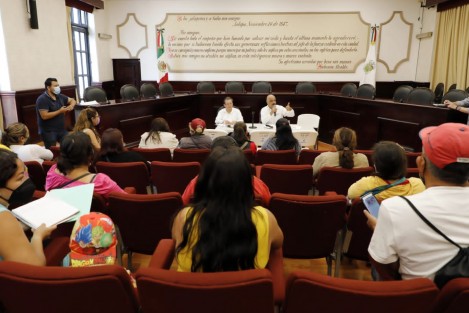 Durante una jornada de audiencias ciudadanas, el presidente municipal Ricardo Ahued Bardahuil atendió a vecinas y vecinos de las colonias Loma Bonita y 21 de Marzo, a quienes ofreció la gestión de distintos proyectos ejecutivos relativos a la intervención de vialidades y otras peticiones.