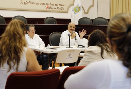 Durante una jornada de audiencias ciudadanas, el presidente municipal Ricardo Ahued Bardahuil atendió a vecinas y vecinos de las colonias Loma Bonita y 21 de Marzo, a quienes ofreció la gestión de distintos proyectos ejecutivos relativos a la intervención de vialidades y otras peticiones.