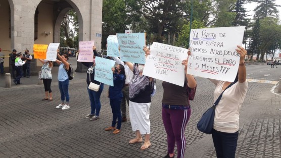 Docentes del Programa Nacional de Inglés (Proni) protestaron frente a Palacio de Gobierno, debido a que han laborado con normalidad y no han recibido el pago de su salario desde diciembre pasado.
