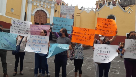 Docentes del Programa Nacional de Inglés (Proni) protestaron frente a Palacio de Gobierno, debido a que han laborado con normalidad y no han recibido el pago de su salario desde diciembre pasado.
