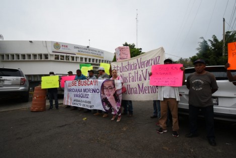 Familiares y amigos de Viridiana Moreno se manifestaron para exigir su aparición, afuera de la Dirección General de Servicios Periciales de la FGE. Tras algunas horas de protesta, informaron que pernoctarán en el lugar.