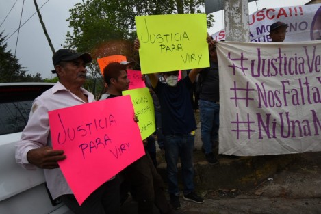 Familiares y amigos de Viridiana Moreno se manifestaron para exigir su aparición, afuera de la Dirección General de Servicios Periciales de la FGE. Tras algunas horas de protesta, informaron que pernoctarán en el lugar.