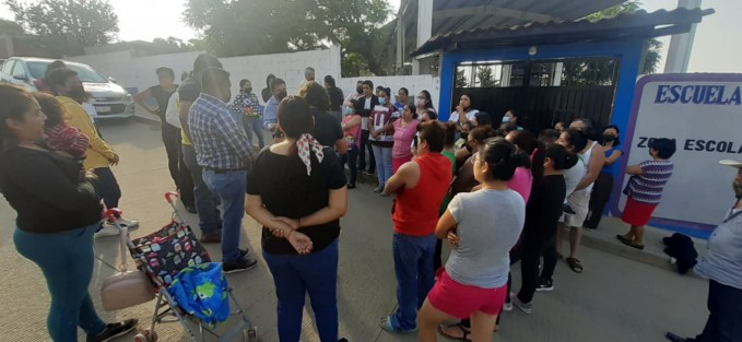 Madres y padres de familia protestaron afuera de la primaria federal “uis Donaldo Colosio Murrieta, de la colonia Miguel Alemán, en la Reserva Territorial de Xalapa, en rechazo a la remoción del director del plantel, Irineo Rodríguez Méndez, pues consideran que ha desempeñado de manera positiva su cargo.