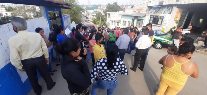 Madres y padres de familia protestaron afuera de la primaria federal “uis Donaldo Colosio Murrieta, de la colonia Miguel Alemán, en la Reserva Territorial de Xalapa, en rechazo a la remoción del director del plantel, Irineo Rodríguez Méndez, pues consideran que ha desempeñado de manera positiva su cargo.