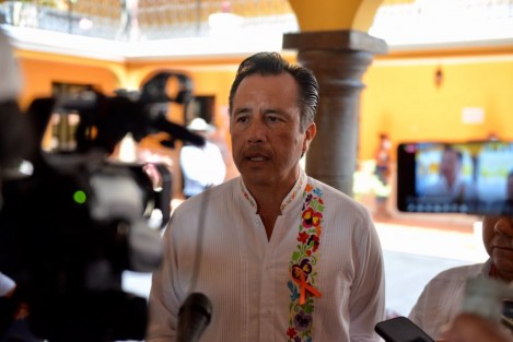 Refirió que lo anterior es gracias a que en los principales municipios de la región existen alcaldes y alcaldesas dispuestos a colaborar con el Gobierno del Estado; están actualizando sus policías, certificándolas, de esta manera empujamos entre todos y tenemos un ambiente mucho mejor, manifestó al ser cuestionado por representantes de los medios de comunicación.