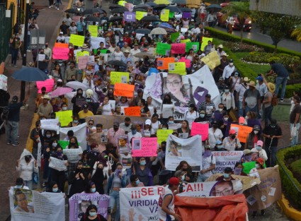 Familiares, pobladores de Tlaltetela y activistas, marcharon de nueva cuenta  desde el Teatro del Estado hasta plaza Lerdo de la ciudad de Xalapa, para presionar a las autoridades de todos los niveles por el caso Viridiana Moreno, a quien habrían encontrado desmembrada en Chacalacas, municipio de Úrsulo Galván, según fuentes extraoficiales.