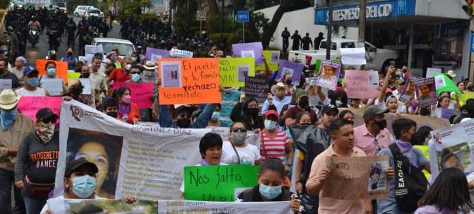 Familiares, pobladores de Tlaltetela y activistas, marcharon de nueva cuenta  desde el Teatro del Estado hasta plaza Lerdo de la ciudad de Xalapa, para presionar a las autoridades de todos los niveles por el caso Viridiana Moreno, a quien habrían encontrado desmembrada en Chacalacas, municipio de Úrsulo Galván, según fuentes extraoficiales.