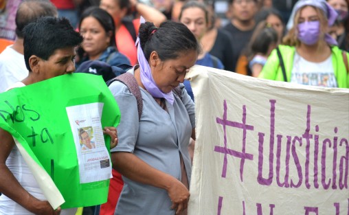 Familiares, pobladores de Tlaltetela y activistas, marcharon de nueva cuenta  desde el Teatro del Estado hasta plaza Lerdo de la ciudad de Xalapa, para presionar a las autoridades de todos los niveles por el caso Viridiana Moreno, a quien habrían encontrado desmembrada en Chacalacas, municipio de Úrsulo Galván, según fuentes extraoficiales.