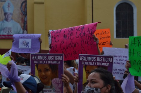 Familiares, pobladores de Tlaltetela y activistas, marcharon de nueva cuenta  desde el Teatro del Estado hasta plaza Lerdo de la ciudad de Xalapa, para presionar a las autoridades de todos los niveles por el caso Viridiana Moreno, a quien habrían encontrado desmembrada en Chacalacas, municipio de Úrsulo Galván, según fuentes extraoficiales.