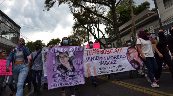 Familiares, pobladores de Tlaltetela y activistas, marcharon de nueva cuenta  desde el Teatro del Estado hasta plaza Lerdo de la ciudad de Xalapa, para presionar a las autoridades de todos los niveles por el caso Viridiana Moreno, a quien habrían encontrado desmembrada en Chacalacas, municipio de Úrsulo Galván, según fuentes extraoficiales.