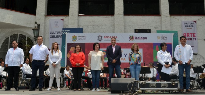Asistieron el regidor Carlos Rugerio Martínez; la directora de Cultura, Karla Montano Rocher; las diputadas Rosalinda Galindo Silva y Ana Miriam Ferráez Centeno; el secretario de Turismo y Cultura, Iván Martínez Olvera; la subsecretaria de Cambio Climático y Gestión Ambiental, Andrea Hernández Ginés; el director general de Agronegocios, Wenceslao González Martínez, así como funcionariado estatal y municipal.