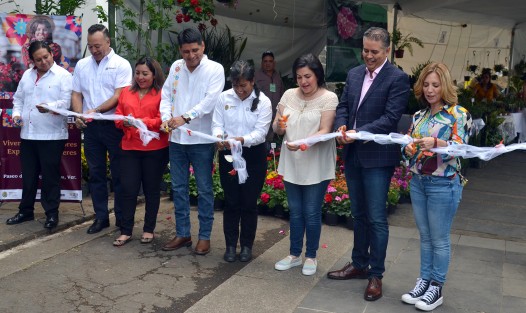En representación del presidente municipal Ricardo Ahued Bardahuil, el regidor Diego David Florescano Pérez destacó que en este evento que se desarrollará desde hoy hasta el 31 de mayo participan más de 40 viveristas y apicultores de Xalapa y municipios de la región.