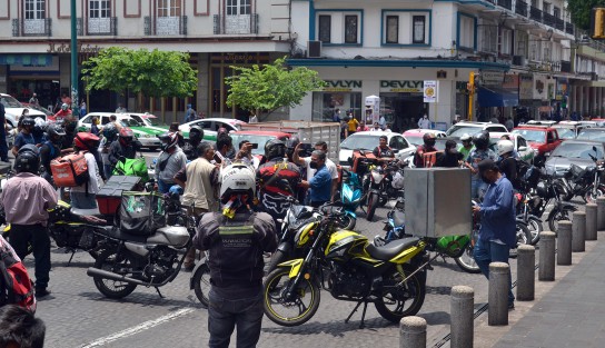 Un grupo de motociclistas repartidores protestó y bloqueó la calle Juan de la Luz Enríquez de esta ciudad de Xalapa, para denunciar abusos por parte de los policías. De manera anónima acusaron que uno de sus compañeros fue detenido sin ningún motivo aparente, toda vez que el trabajador mostró sus documentos en regla.
