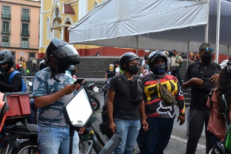 Un grupo de motociclistas repartidores protestó y bloqueó la calle Juan de la Luz Enríquez de esta ciudad de Xalapa, para denunciar abusos por parte de los policías. De manera anónima acusaron que uno de sus compañeros fue detenido sin ningún motivo aparente, toda vez que el trabajador mostró sus documentos en regla.