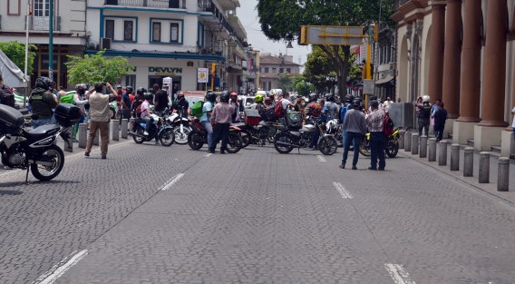 Un grupo de motociclistas repartidores protestó y bloqueó la calle Juan de la Luz Enríquez de esta ciudad de Xalapa, para denunciar abusos por parte de los policías. De manera anónima acusaron que uno de sus compañeros fue detenido sin ningún motivo aparente, toda vez que el trabajador mostró sus documentos en regla.