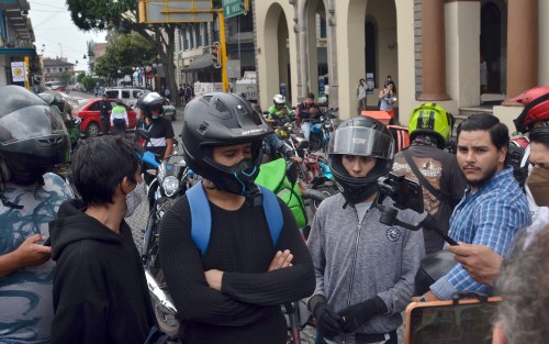 Un grupo de motociclistas repartidores protestó y bloqueó la calle Juan de la Luz Enríquez de esta ciudad de Xalapa, para denunciar abusos por parte de los policías. De manera anónima acusaron que uno de sus compañeros fue detenido sin ningún motivo aparente, toda vez que el trabajador mostró sus documentos en regla. 