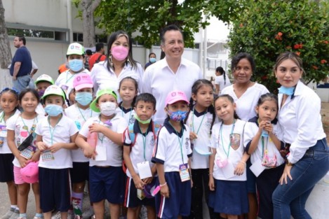 Este jueves el gobernador Cuitláhuac García Jiménez inauguró la Macro Feria Infantil Aprendo a cuidarme, que tendrá lugar en esta ciudad y puerto del 26 al 29 de mayo, con la participación de 13 dependencias estatales encabezadas por la Secretaría de Protección Civil (PC).