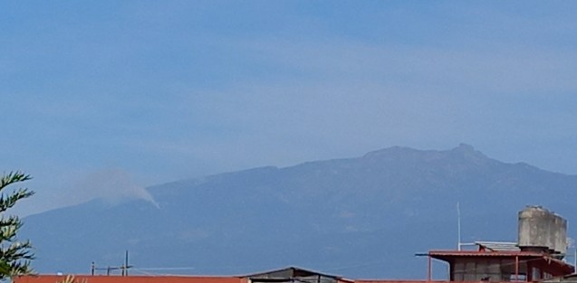 Desde Xalapa son visibles los incendios en el Cofre de Perote. Este se apreciaba la mañana de este 27 de mayo. 