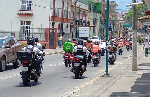 Repartidores de varias plataformas se manifiestan en las calles por los abusos en su contra, por parte de policías.  Curiosamente la manifestación era resguardada por policías y personal de Tránsito. 