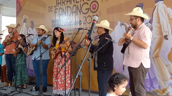 Con un excelente ambiente se realiza el Encuentro de Jaraneros y Fandango Orgullo Veracruzano en la Plaza Lerdo de Xalapa, con la participación de intérpretes de este género, de Xalapa y otras localidades. 