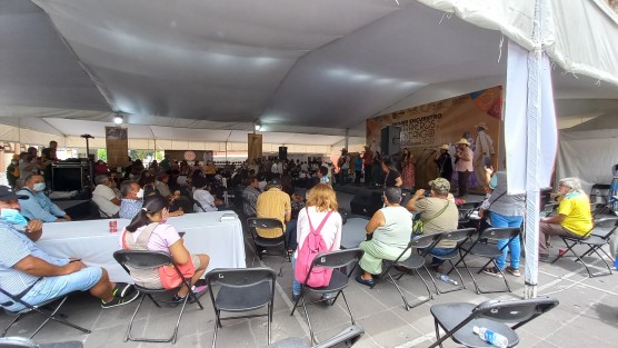 Con un excelente ambiente se realiza el Encuentro de Jaraneros y Fandango Orgullo Veracruzano en la Plaza Lerdo de Xalapa, con la participación de intérpretes de este género, de Xalapa y otras localidades. 