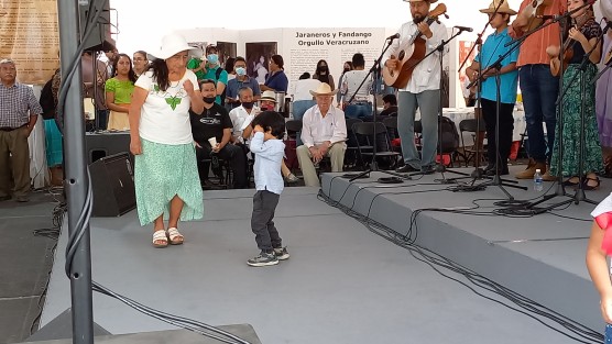 A los experimentados fandangueros se suman las nuevas generaciones amantes del son jarocho. Xalapa se ha destacado como un punto donde el movimiento sonero ha aportado mucho en el rescate de la música tradicional veracruzana.  
