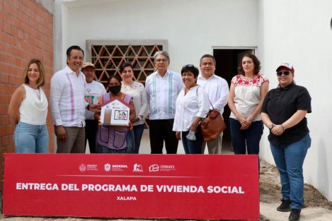 Este sábado, el Gobernador Cuitláhuac García enn compañía de la Directora de la CONAVI,  Dra. Edna Elena Vega, y el equipo de SEDESOL e INVIVIENDA entregaron a familias de localidades de Xalapa sus nuevos hogares, como parte del Programa de Vivienda Social que se realiza en coordinación entre el gobierno federal y estatal. 
