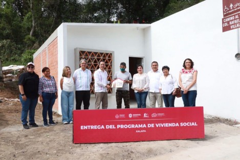 Este sábado, el Gobernador Cuitláhuac García enn compañía de la Directora de la CONAVI,  Dra. Edna Elena Vega, y el equipo de SEDESOL e INVIVIENDA entregaron a familias de localidades de Xalapa sus nuevos hogares, como parte del Programa de Vivienda Social que se realiza en coordinación entre el gobierno federal y estatal. 