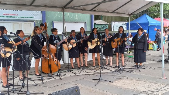 Como parte del programa artístico de la Expo Flor y Miel Xalapa 2022 se presentó la Rondalla Femenil Senderos de Amor, de la vecina ciudad de Coatepec. 