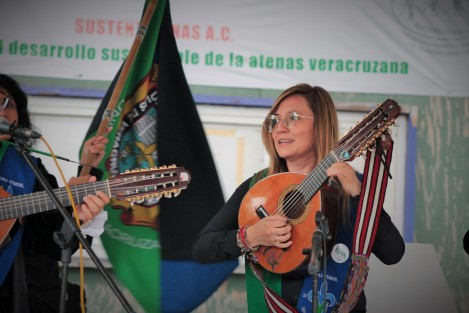 La directora de Cultura del Ayuntamiento de Xalapa, Karla M. Rocher, además de toda la organización del programa artístico de la Expo Flor y Miel, se dio su tiempo para participar en el escenario con la Tuna Femenil de la Universidad  Veracruzana.