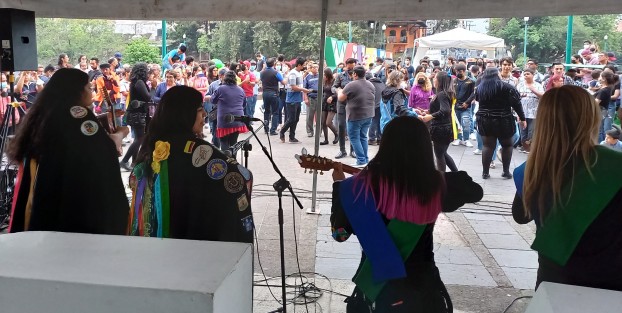 Este domingo concluyó la Expo Flor y Miel Xalapa 2022, donde la Tuna Femenil de la Universidad  Veraruzana se presentó, encendiendo el ánimo del público, como les caracteriza. 