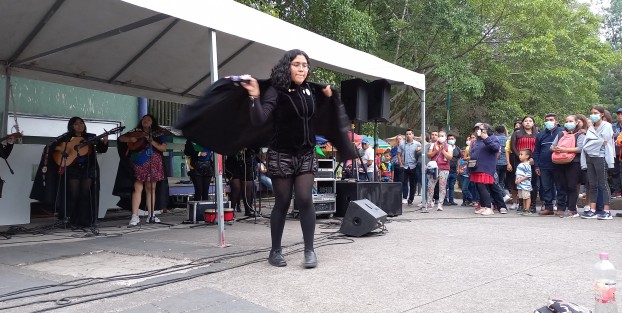 Este domingo concluyó la Expo Flor y Miel Xalapa 2022, donde la Tuna Femenil de la Universidad  Veraruzana se presentó, encendiendo el ánimo del público, como les caracteriza. 