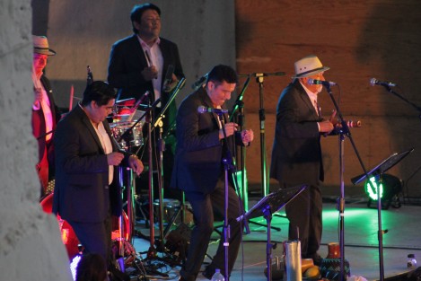 La Orquesta de  Salsa de la UV cerró con broche de oro el programa artístico de la Expo Flor y Miel... y se armó el baile.  