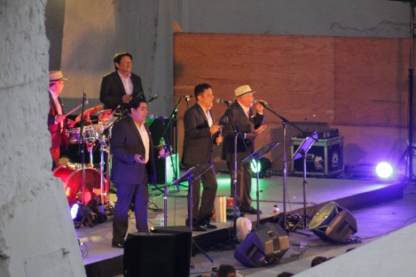 La Orquesta de  Salsa de la UV cerró con broche de oro el programa artístico de la Expo Flor y Miel... y se armó el baile.  