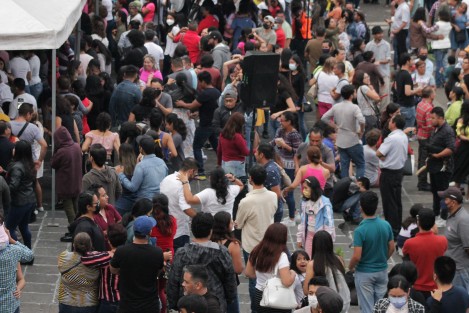 La Orquesta de  Salsa de la UV cerró con broche de oro el programa artístico de la Expo Flor y Miel... y se armó el baile.  