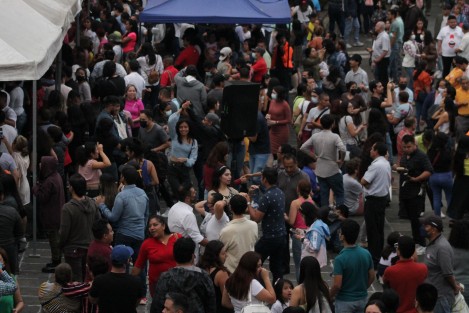 La Orquesta de  Salsa de la UV cerró con broche de oro el programa artístico de la Expo Flor y Miel... y se armó el baile.  