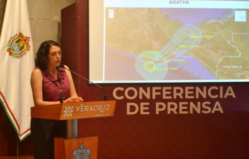 En alerta amarilla los municipios del sur del estado de Veracruz por los remanentes del huracán Agatha que impactará en las costas de Oaxaca, informó la titular de la Secretaría de Protección Civil, Guadalupe Osorno Maldonado.

