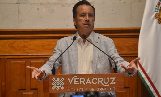 El gobernador de Veracruz, Cuitláhuac García Jiménez comentó que por el momento no se tienen instrucciones de suspensión de clases, pero será el miércoles 01 de junio cuando se dé a conocer de manera oficial en cuestión de actividades académicas.
