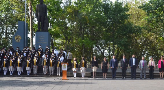 El titular de la SEV, Zenyazen Roberto Escobar García, encabezó la ceremonia de izamiento de bandera en el parque Juárez, acompañado por titulares de área, así como estudiantes de la secundaria Técnica Industrial número 3. 