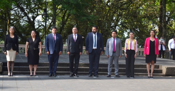 El titular de la SEV, Zenyazen Roberto Escobar García, encabezó la ceremonia de izamiento de bandera en el parque Juárez, acompañado por titulares de área, así como estudiantes de la secundaria Técnica Industrial número 3. 