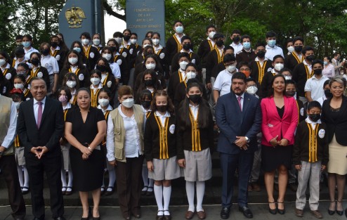 El titular de la SEV, Zenyazen Roberto Escobar García, encabezó la ceremonia de izamiento de bandera en el parque Juárez, acompañado por titulares de área así como estudiantes de la secundaria Técnica Industrial número 3. 