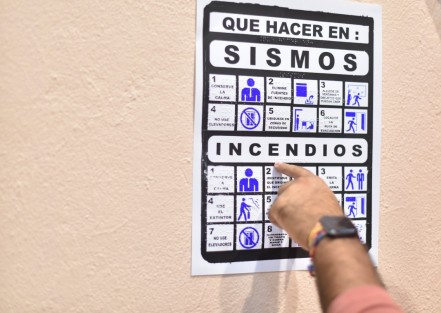 La administración del Congreso del Estado inició la colocación de señalética diseñada para facilitar a las y los visitantes con discapacidad visual el tránsito por las distintas áreas del Palacio Legislativo.