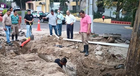 Con infraestructura hidráulica como el colector pluvial 21 de Marzo y otros cuatro proyectos de obra, el Ayuntamiento y el Gobierno de Veracruz previenen riesgos por fenómenos climáticos ante el inicio de la Temporada de Lluvias y Ciclones Tropicales 2022, aseguró el presidente municipal Ricardo Ahued Bardahuil. 