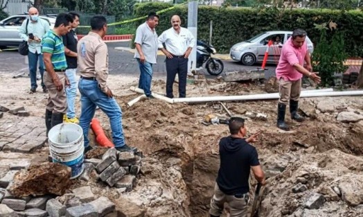 Con infraestructura hidráulica como el colector pluvial 21 de Marzo y otros cuatro proyectos de obra, el Ayuntamiento y el Gobierno de Veracruz previenen riesgos por fenómenos climáticos ante el inicio de la Temporada de Lluvias y Ciclones Tropicales 2022, aseguró el presidente municipal Ricardo Ahued Bardahuil. 