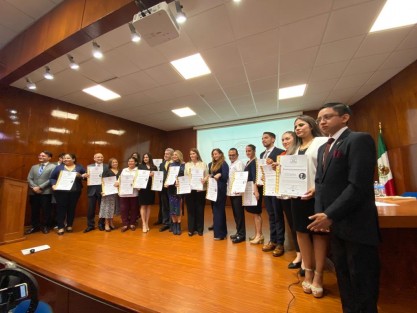 La presidenta de la Mesa Directiva de la LXVI Legislatura del Estado de Veracruz, diputada Cecilia Guevara, participó en la ceremonia por el tercer aniversario del Semillero de Derecho Parlamentario y Técnica Legislativa de la Universidad Veracruzana (UV), en el cual fue reconocida por su desempeño y aportaciones al quehacer legislativo y por las tareas que ha realizado al frente del Congreso local.