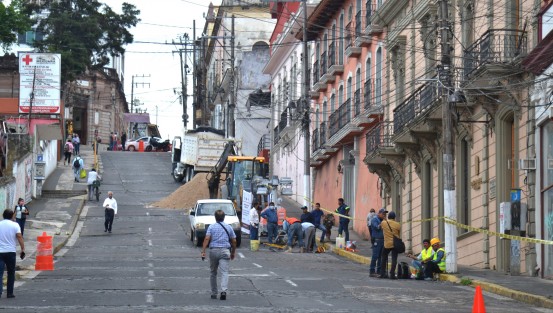 Personal de la Comisión Municipal de Agua Potable y Saneamiento de Xalapa (CMAS) inició los trabajos de sustitución de infraestructura hidráulica y sanitaria en la calle Francisco Javier Clavijero, en el tramo comprendido entre la avenida Manuel Ávila Camacho y la calle Manlio Fabio Altamirano. 