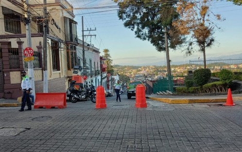 Personal de la Comisión Municipal de Agua Potable y Saneamiento de Xalapa (CMAS) inició los trabajos de sustitución de infraestructura hidráulica y sanitaria en la calle Francisco Javier Clavijero, en el tramo comprendido entre la avenida Manuel Ávila Camacho y la calle Manlio Fabio Altamirano. 